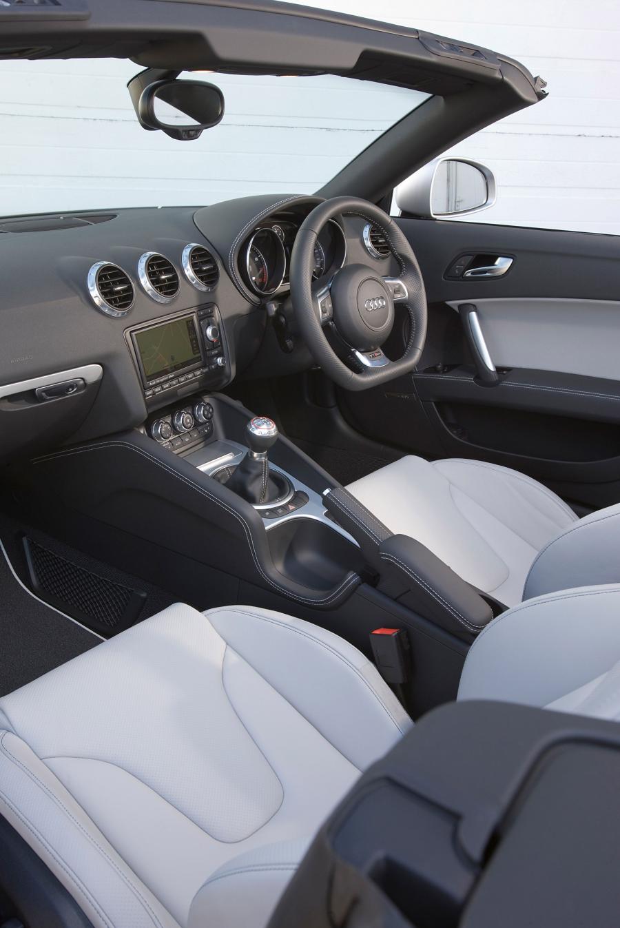 Интерьер Audi TT RS Roadster (8J) 2009 года  (UK) (фото 3 из 23)